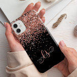 Glam Rose Gold Glitzer Elegantes Monogramm iPhone 14 Hülle<br><div class="desc">Glam Rose Gold Glitter Elegant Monogram iPhone Case. Easily personalize this trendy chic phone case design elegant rose gold sparkling glitter on a black background. The design feys your handwritten script monogram with pretty swirls and name.</div>