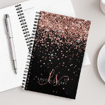 Glam Rose Gold Glitzer Elegantes Monogramm Planer<br><div class="desc">Glam Rose Gold Glitzer Eleganter Monogram Planer Einfach personalisieren Sie dieses schicke Design mit elegantem,  vergoldeten Glitzer aus der Rose auf schwarzem Hintergrund. Das Design enthält Ihr handgeschriebenes Skriptmonogramm mit hübschen Wirbel und Namen.</div>