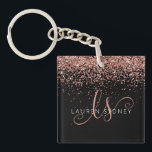 Glam Rose Gold Glitzer Elegantes Monogramm Schlüsselanhänger<br><div class="desc">Glam Rose Gold Glitzer Eleganter Monogram Schlüsselanhänger Einfach personalisieren dieses schicke Design Schlüsselanhänger mit eleganten Rose Gold glitzernden Glitzer auf einem schwarzen Hintergrund. Das Design enthält Ihr handgeschriebenes Skriptmonogramm mit hübschen Wirbel und Namen.</div>