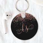 Glam Rose Gold Glitzer Elegantes Monogramm Schlüsselanhänger<br><div class="desc">Glam Rose Gold Glitzer Eleganter Monogram Schlüsselanhänger,  Einfach personalisieren dieses schicke Design Schlüsselanhänger mit eleganten Rose Gold glitzernden Glitzer auf einem schwarzen Hintergrund. Das Design enthält Ihr handgeschriebenes Skriptmonogramm mit hübschen Wirbel und Ihrem Namen.</div>