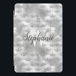 Glam Silver Foil Glitzer Crown Pattern Monogram iPad Pro Cover<br><div class="desc">Fügen Sie eine Touch Glamour mit diesem schicken Design,  mit einem Imitat Glitzer Kronmuster auf einem Imitat silberne Folie Hintergrund. Personalisieren Sie es mit Ihrem ersten Schriftart in weißen Serifen und Ihrem Namen in modernen kohlegrauen Kalligraphieskripten.</div>