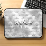 Glam Silver Foil Glitzer Crown Pattern Monogram Laptopschutzhülle<br><div class="desc">Fügen Sie Ihrem Notebook eine Touch Glamour mit dieser schicken Hülle hinzu,  die ein Imitat Glitzer Kronmuster auf einem Imitat silbernen Hintergrund. Personalisieren Sie es mit Ihrem ersten Schriftart in weißen Serifen und Ihrem Namen in modernen kohlegrauen Kalligraphieskripten.</div>