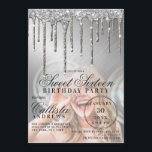 Glam Silver Metallic Glitzer Tropfen Foto Sweet 16 Einladung<br><div class="desc">Dieses gmädchenhafte und glamouröse Foto 16 . Geburtstag lädt zu einer Geburtstagsfeier ein. Es zeigt Imitate, die funkelnd silberne Glitzer-Tropfen auf einem silber gebürsteten metallischen Farbverlauf bedruckt haben, auf einem Foto der Ehrengast. Die Typografie ist ein elegantes kursives Drehbuch mit einem modernen Serif-Schriftart, um zu entsprechen. Es ist schick, hübsch,...</div>