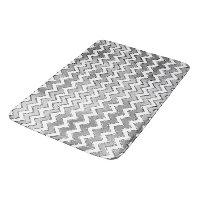 Glam Silver White Zigzag Streifen Badematte (Schrägansicht)