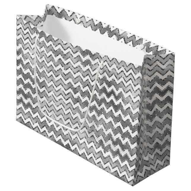 Glam Silver White Zigzag Streifen Große Geschenktüte (Vorderseite Schrägansicht)
