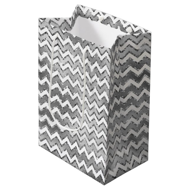Glam Silver White Zigzag Streifen Mittlere Geschenktüte (Vorderseite Schrägansicht)