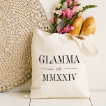 Glamma römisches Jahr Tragetasche<br><div class="desc">Diese minimalistische Totentasche, die eine schicke Oma feiert, zeichnet sich durch eine minimalistische Tasche aus, die "Glamma" oder Ihre Wahl von Oma-Spitznamen in schwarzen Serifenschrift auszeichnet. Mit dem Jahr, in dem sie zu einer Großmutter wurde, in eleganten römischen Ziffern für eine schicke Touch.</div>