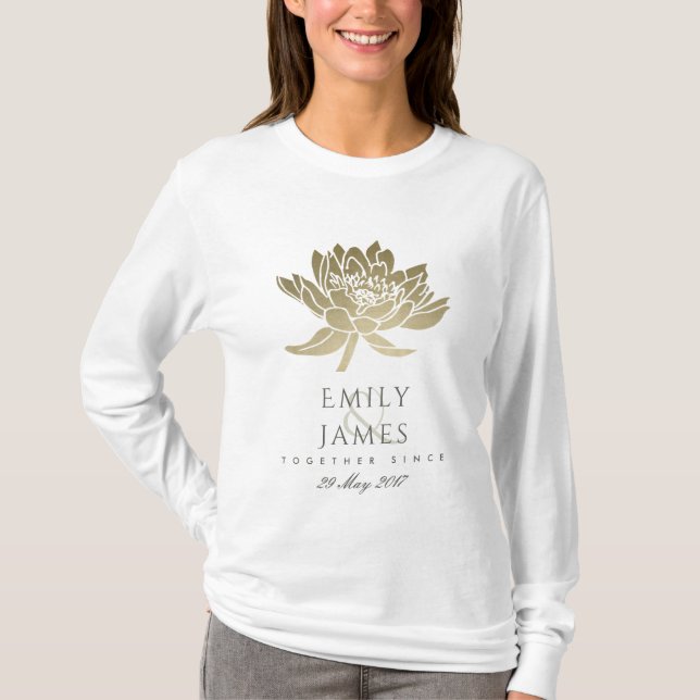 GLAMOROUS PALE GOLD WHITE LOTUS SAVE THE DATE GIFT T-Shirt (Vorderseite)