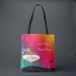 Glamour Las Vegas Wedding Trauzeugin Tasche<br><div class="desc">Glamouröses Las Vegas-Schild, hohe Palmen und funkelnde Sterne, die auf der Trauzeugin Geschenktaschen illustriert sind. Liebliche Geschenkartikel, die Sie mit Ihrem eigenen Text ganz individuell gestalten können. ((Sie finden die passenden Hochzeitsessentials & Favoriten in diesem Laden, Bridal Heaven. Wenden Sie sich an ujean4791@gmail.com, um sich mit der Arbeit und/oder der...</div>