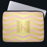 Glamour Pink und Gold Chevronen mit Monogramm Laptopschutzhülle<br><div class="desc">Schützen Sie Ihren Laptop oder Ihr Tablettengerät in glamourösem Stil mit diesem rosa und goldfarbenen Zickzack Streifen-Muster und einem benutzerdefinierten Monogramm, das Sie mit Ihrem gewünschten Anfangstext oder anderen Text bearbeiten können.</div>