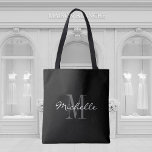 Glamour Schwarzweiß-Monogramm-Totasche Tasche<br><div class="desc">Glamour schwarz-weiße Monogramm Totbeutel. Stilvolles mit Monogramm Design mit Schriftzeichen für personalisierte Namen. Fügen Sie Ihren eigenen benutzerdefinierten Anfangsbuchstaben hinzu. Geschenkidee zum Gastgeschenk, zum extravaganten Geburtstag, Jubiläum, Bachelorette, Verlobung, Mädchenwochenende, Brautparty etc. Anpassbare Hintergrundfarbe. Trendy Accessoires für Frauen und Mädchen. Machen Sie sich ein für Braut, Brautmädchen, Trauzeugin, Blume, Brautmutter, Ehrenmatron...</div>