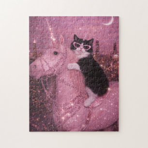 Glamouröse Einhornkatze unter der funkelnden Stadt