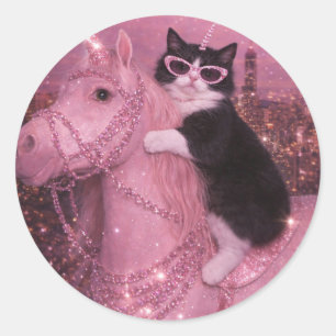 Glamouröse Einhornkatze unter der funkelnden Stadt Runder Aufkleber