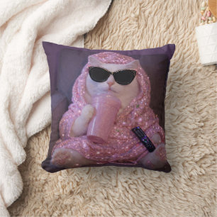 Glamouröse faule Katze in Sonnenbrille mit funkeln Kissen