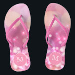 Glamouröse rosa Glitzern Monogram Flip Flops<br><div class="desc">NewParkLane - Bereiten Sie sich mit diesen mit Monogramm Flip Flops, einem rosa, glänzenden Hintergrund und einem warmen rosa Rahmen für Ihr Monogramm auf den Sommer vor. Niedliches Design für jedes Mädchen, das Glamour Lieben! Einfache Anpassung in Zazzle mit eigenem Text für ein personalisiertes Design. Alle Textstile, Farben, Größen können...</div>