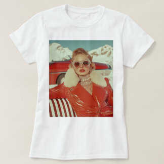 Glamouröser Retro-Winterstil in alpiner Kulisse T-Shirt