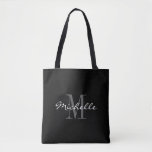 Glamouröser schwarz-weißer Monogramm-Totbeutel Tasche<br><div class="desc">Glamour schwarz-weiße Monogramm Totbeutel. Stilvolles mit Monogramm Design mit Skripttypografie für personalisierten Namen. Fügen Sie Ihren eigenen, benutzerdefinierten Anfangsbuchstaben hinzu. Klassische Gastgeschenk Geschenkidee für schicke Hochzeit, extravaganten Geburtstag, Jubiläum, Bachelorette, Verlobung, Mädchen Wochenende, Brautparty etc. Individuelle Hintergrundfarbe. Trendy Accessoires für Frauen und Mädchen. Machen Sie sich für Braut, Brautmädchen, Trauzeugin, Blume...</div>