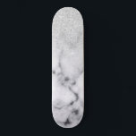 Glamouröser Silberweißer Glitzer Marmor Gradient Skateboard<br><div class="desc">Dieses elegante und mädchenhafte Design ist perfekt für die trendige und stilvolle Mode. Auf einem schwarz-weißen Marmorsteinhintergrund steht ein Imitat, das auf einem silberfarbenen, funkelnd Glitzer-Ober-Farbverlauf gedruckt ist. Es ist glamourös, elegant, luxuriös, modern und elegant. ***WICHTIGE HINWEIS FÜR DESIGN: Für individuelle Designanfragen, wie z.B. passende Produktanfragen, Farbänderungen, Platzierungsänderungen oder andere...</div>