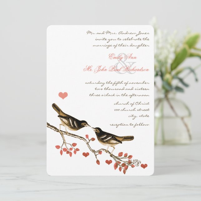Glamping Lovebird Coral Bezaubernde Waldhochzeit Einladung (Stehend Vorderseite)