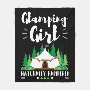 Glamping Mädchen verwöhnt Fleecedecke