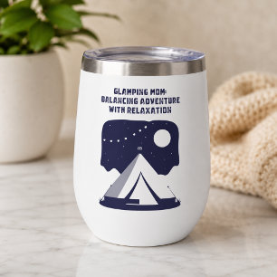 Glamping-Mutter im Gleichgewicht zwischen Abenteue