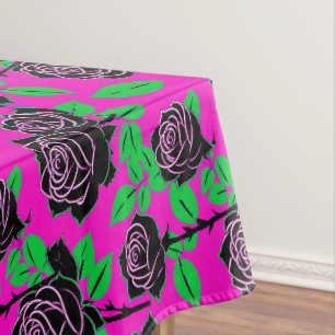 Glänzende schwarze Rosen auf einem heißrosa Hinter Tischdecke