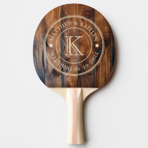 Glänzendes dunkles Holz Hochzeitsmonogramm mit Sta Tischtennis Schläger