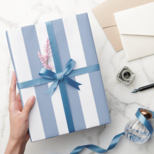 Glänzendes Geschenkpapier Blau-Weiß gestreift