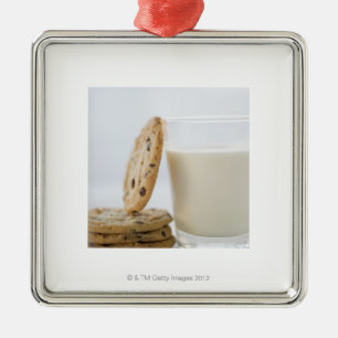 Glas Milch und Plätzchen, Nahaufnahme Silbernes Ornament
