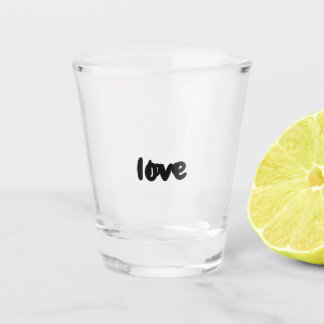 Glas mit dem darauf geschriebenen Wort Liebe