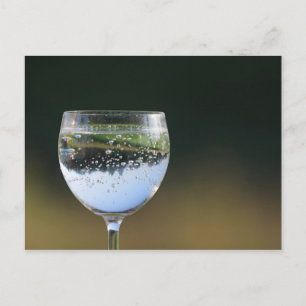 Glas mit Getränk. Postkarte