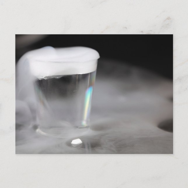 Glas mit Wasser und Trockeneis Postkarte (Vorderseite)