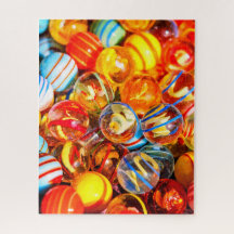 Glas spielt Marmor farbenfroh