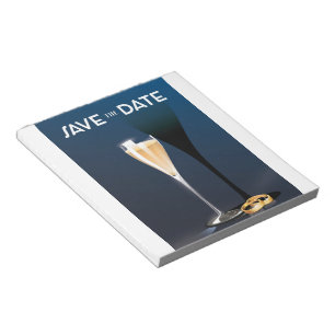 Glas und goldene Ringe zum Datum speichern Notizblock