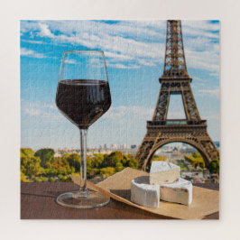 Glas Wein mit Brikenkäse auf dem Eiffelturm