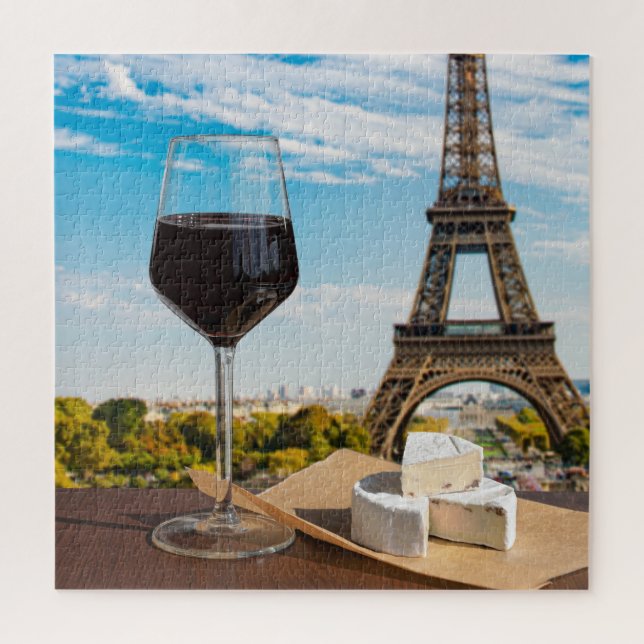 Glas Wein mit Brikenkäse auf dem Eiffelturm (Vertikal)