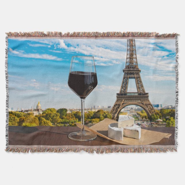 Glas Wein mit Brikenkäse auf dem Eiffelturm Decke (Vorderseite)