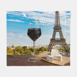 Glas Wein mit Brikenkäse auf dem Eiffelturm Fleecedecke
