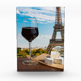 Glas Wein mit Brikenkäse auf dem Eiffelturm Fotoblock