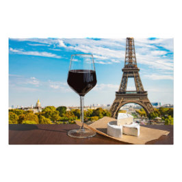 Glas Wein mit Brikenkäse auf dem Eiffelturm Fotodruck