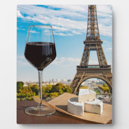 Glas Wein mit Brikenkäse auf dem Eiffelturm Fotoplatte