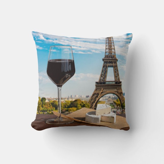 Glas Wein mit Brikenkäse auf dem Eiffelturm Kissen (Vorderseite)