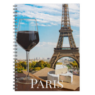 Glas Wein mit Brikenkäse auf dem Eiffelturm Notizblock