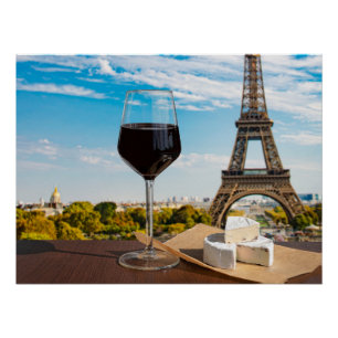 Glas Wein mit Brikenkäse auf dem Eiffelturm Poster