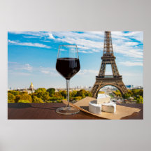 Glas Wein mit Brikenkäse auf dem Eiffelturm