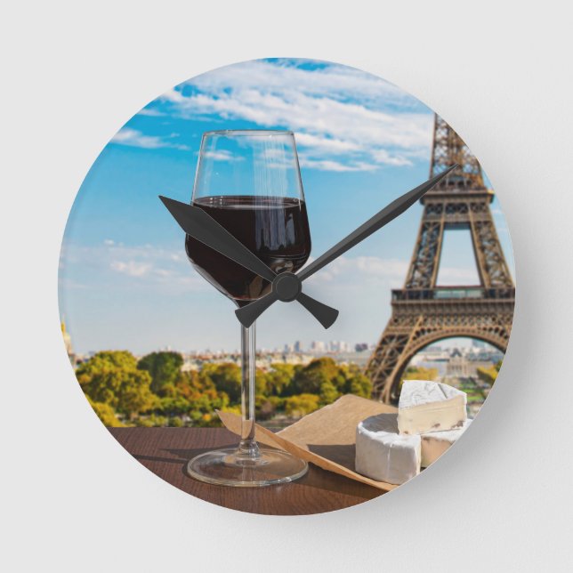 Glas Wein mit Brikenkäse auf dem Eiffelturm Runde Wanduhr (Vorderseite)