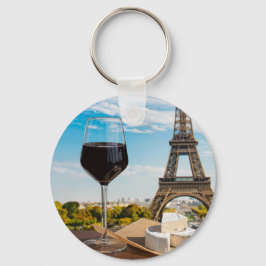 Glas Wein mit Brikenkäse auf dem Eiffelturm Schlüsselanhänger