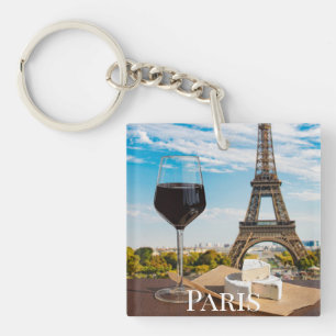 Glas Wein mit Brikenkäse auf dem Eiffelturm Schlüsselanhänger