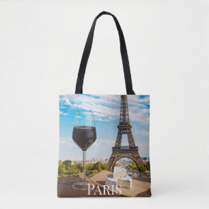 Glas Wein mit Brikenkäse auf dem Eiffelturm Tasche