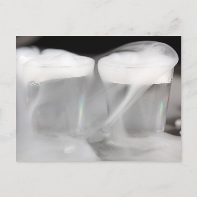 Gläser mit Wasser und Trockeneis Postkarte (Vorderseite)